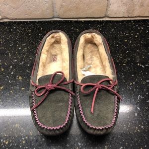 UGG Dakota moccasin Size 7!